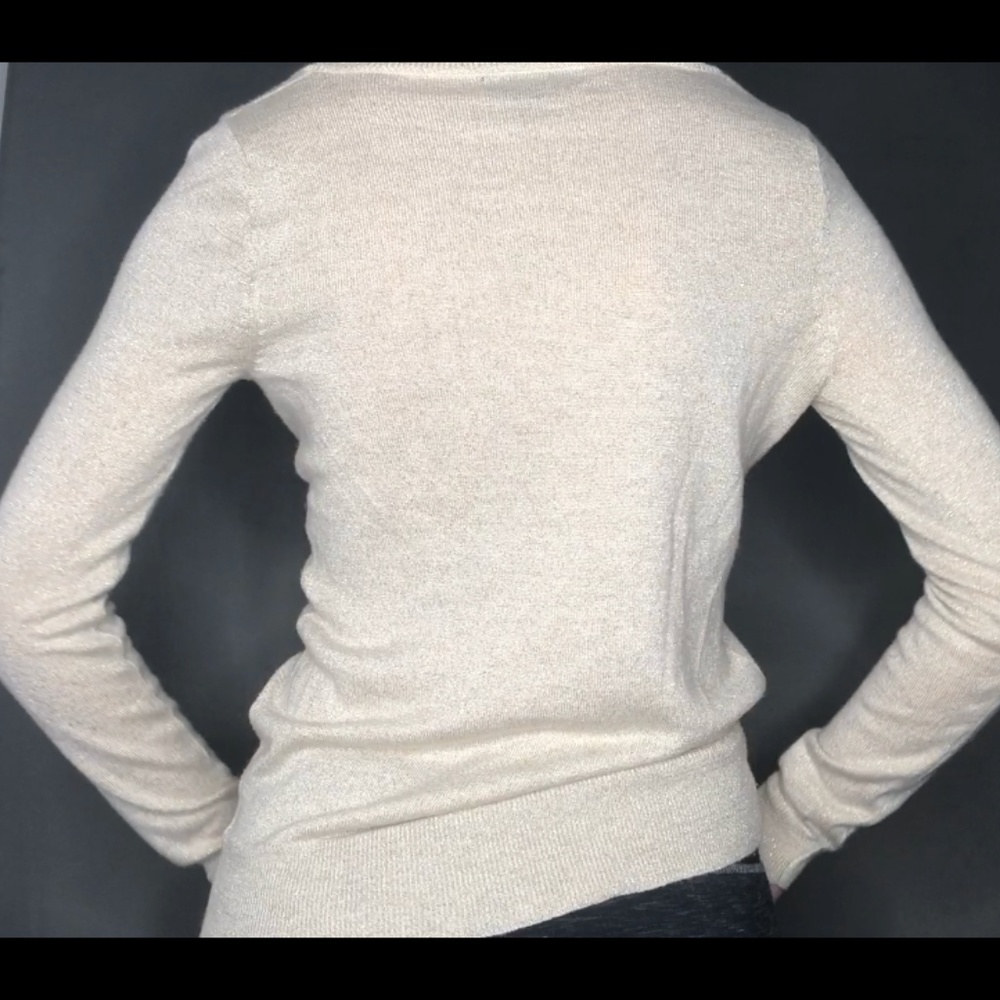 🥞NEW: V-NECK CREAM AND GOLD LONG-SLEEVE TOP🥞 - Picture 3 of 4